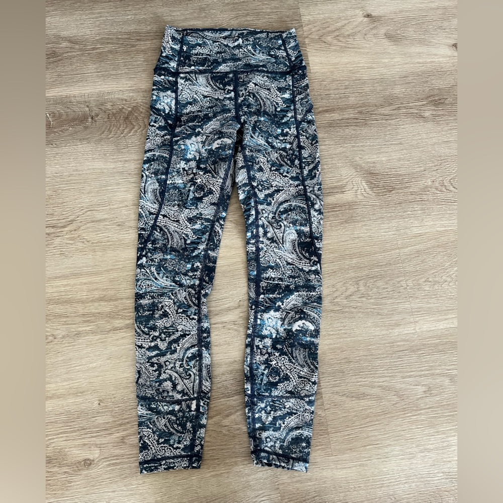 EUC Lululemon in movement 25” pant size 4